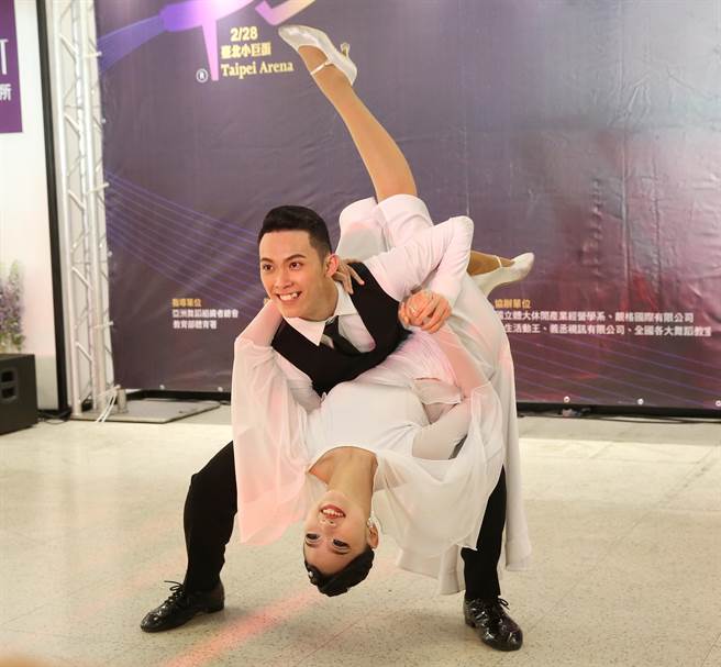 国标舞亚巡赛臺北公开赛，将在228假期于台北小巨蛋举行，臺湾业余组的明日之星选手李瑾晔与许妤谦，共襄盛举争取佳绩。（王英豪摄）