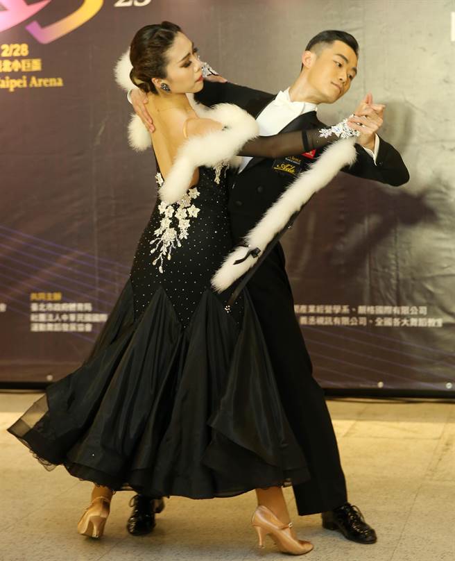 国标舞亚巡赛臺北公开赛，将在228假期于台北小巨蛋举行，2022臺湾AL业余摩登舞积分冠军选手王宁弘与刘怡微，共襄盛举争取佳绩。（王英豪摄）