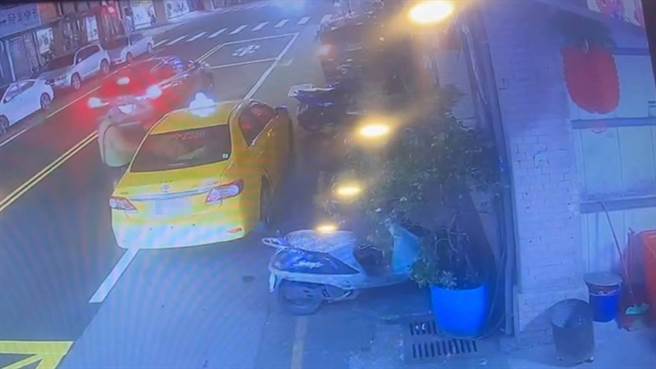 连假4天太无聊，男竟开走路边没熄火计程车閒逛，警网追缉两小时落网。(翻摄照片／蔡依珍桃园传真)