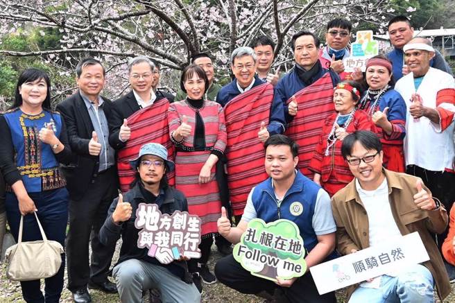 行政院長陳建仁（左五），26日到南投縣仁愛鄉視察地方創生計畫。（行政院中辦提供／廖志晃南投傳真）