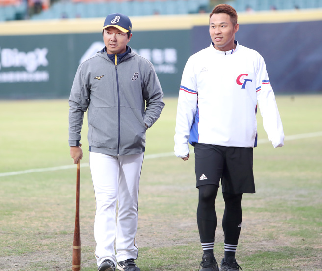 旅日好手王柏融（右）赛前向中信兄弟总教练林威助打招呼。（郑任南摄）