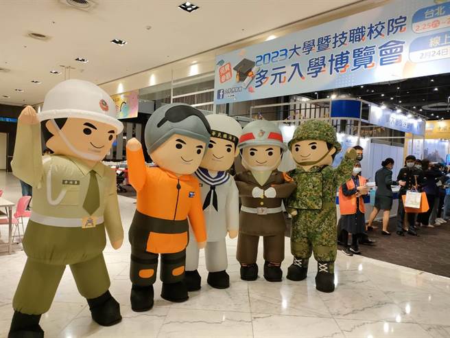 军校派出超萌的人偶吸睛，带动博览会的现场气氛。（杨舒婷摄）