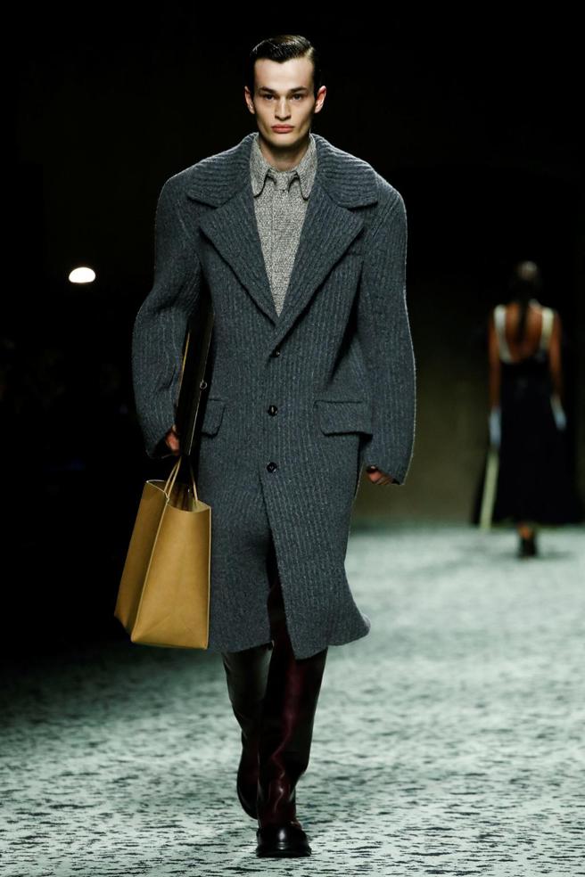 本季品牌帮每套造型添加适合穿着的角色、场合，这套造型看起来像牧师。（路透）