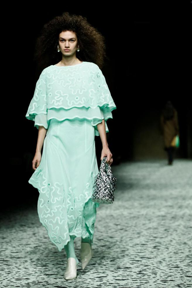 甜美的花朵刺绣连衣裙，让人联想到50年代电影中女星的睡衣，其图样灵感汲取自波提切利作品《春》之中的大地女神与花神 。（路透）