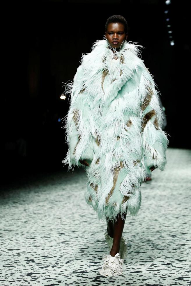 爱炫技的Matthieu Blazy 本季将绒毛缇花与 Intreccio ，化为羽毛、鳞片。（路透）