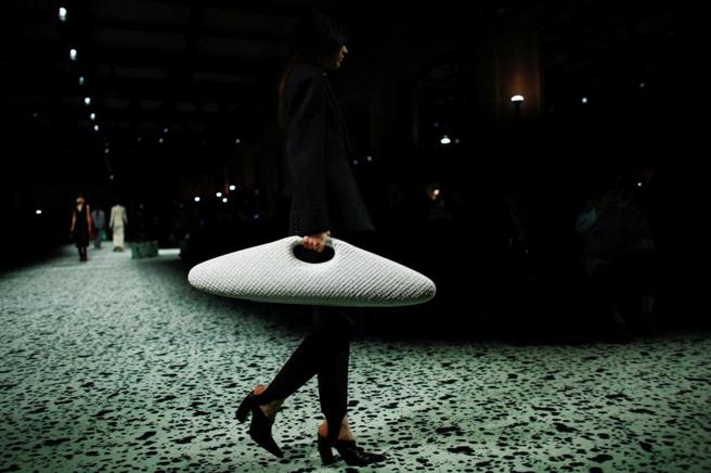 外形酷似贝壳的包款首度亮相。（路透）