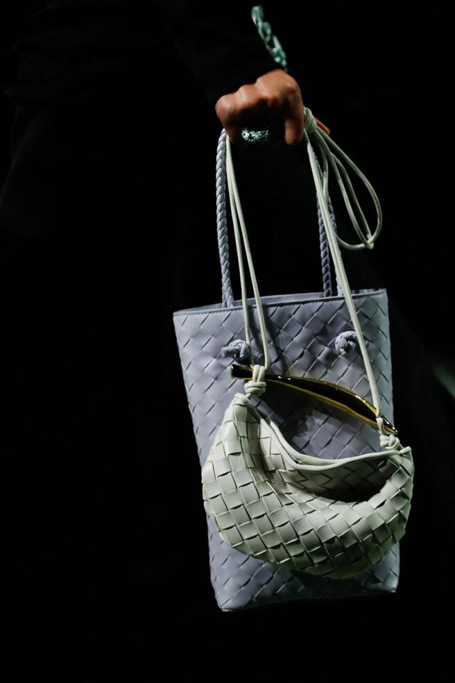 双包流的提法仍在本季大秀中重现。（路透）