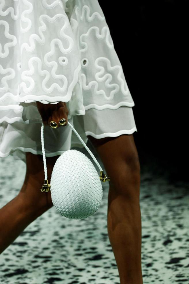 如同鸡蛋纹理的编织包，外形小巧可爱。（路透）