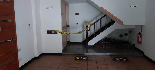 警方在旅馆房内拉起封锁线採证，初步排除他杀。（警方提供）