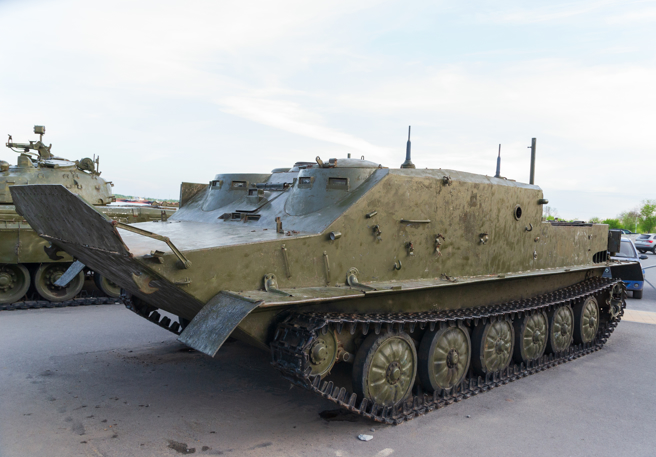 封存场里的BTR-50装甲车。(图/shutterstock)