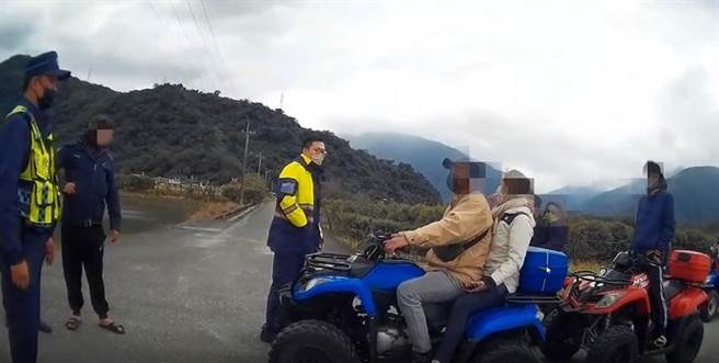 宜兰县南澳乡今（26日）中午时，有一行人浩浩荡荡骑着沙滩车违规在道路上行驶。（宜兰县警察局苏澳分局提供／吴佩蓉宜兰传真）