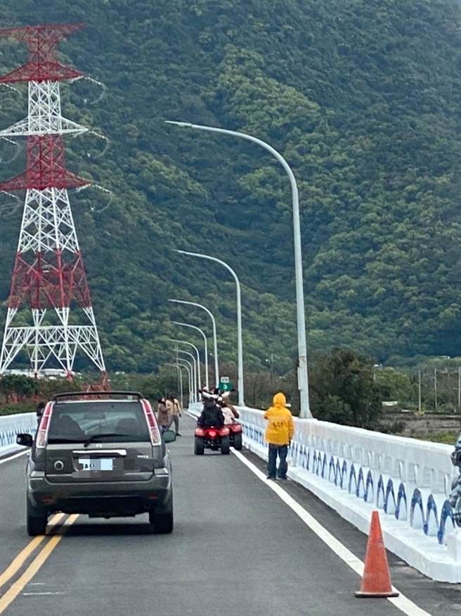 沙滩车与汽机车争道、险象环生，数次酿危险。（民眾提供／吴佩蓉宜兰传真）