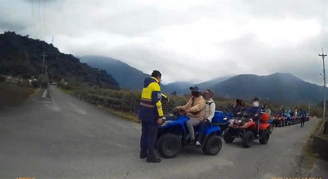 警方首次一鼓作气开了16张罚单，主要是为了告诫行为人及沙滩车业者不要影响道路安全。（宜兰县警察局苏澳分局提供／吴佩蓉宜兰传真）