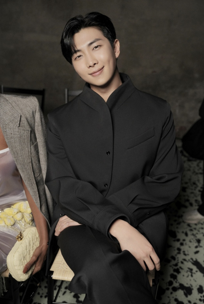 BTS RM出道首次出席时装秀活动，亮相Bottega Veneta 2023秋冬大秀现场。（Bottega Veneta 提供）