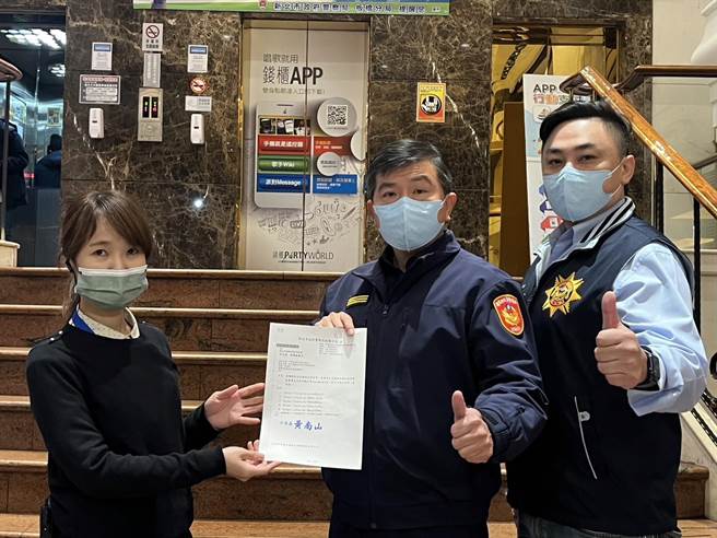 板桥警分局长黄南山（中）近日也率侦查队长陈盈元（右）访视KTV业者。（警方提供）