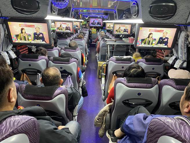 板桥警分局开先例，有别于以往被动式宣导如脸书等社群平台，选择在游览车及辖内4家大型KTV做投放。（警方提供）