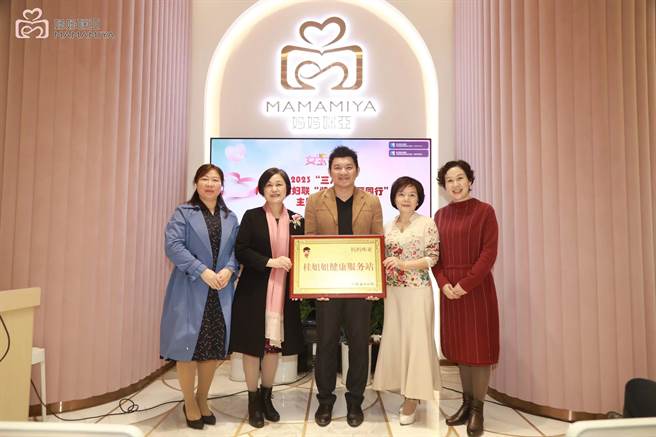 在大陆人口负成长下，台商林大为(中)逆势操作，在广西南寧开设中高端月子中心。(林大为提供)