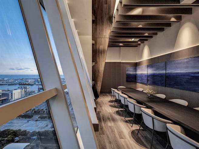 长桌型包厢可容纳14人，若有9岁以下孩童可选择在包厢内用餐。(Papillon提供)