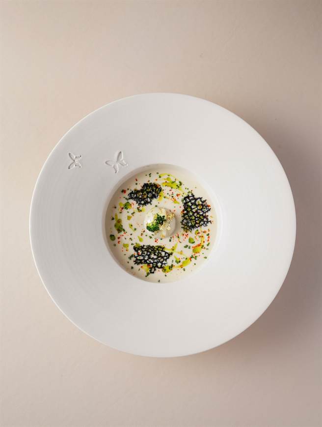 「Papillon」去年8月底开幕，已挤身「高雄最难订位餐厅」之一，照片为充满艺术质感的汤品。(Papillon提供)