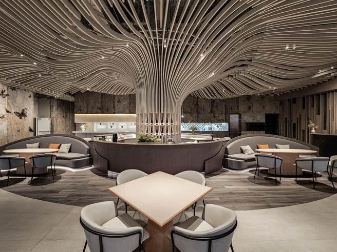 「Papillon」餐厅整体设计以「都市森林」为主轴，中央吧台区如枝叶洒落，明亮宽阔。(Papillon提供