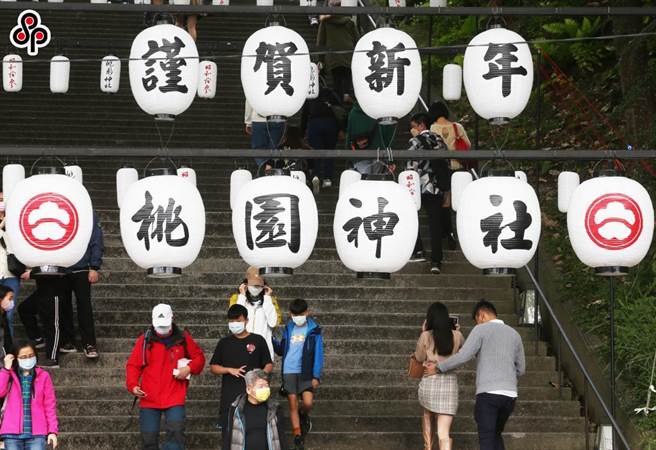 今年连假民眾赴桃园区虎头山桃园神社。（陈怡诚摄）
