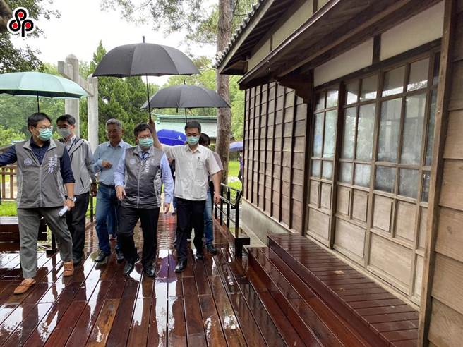 2020年5月时任桃园市长郑文灿检视桃园神社第2期修復工程，并表示预计该年7月15日重新对外开放。（本报资料照片）