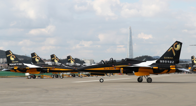 韩国FA-50轻战机，成为韩国空军黑鹰表演队的座机。(图/shutterstock) 