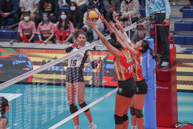 新北中纤Sara(左)的杀球遭到极速超跑两名球员挡下。(中华排协提供)