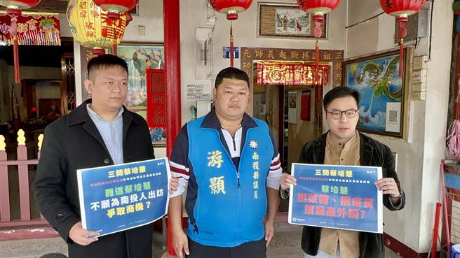 国民党文传会副主委林家兴（右）等人，26日三问民进党立委候选人蔡培慧，挺莱猪、挡疫苗，还要挡农产外销？（廖志晃摄）