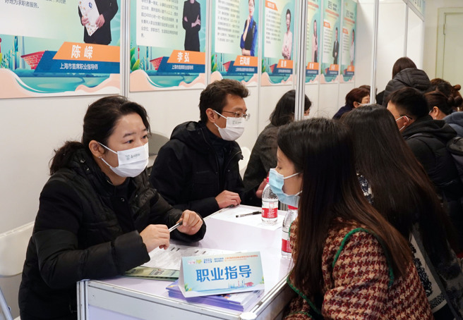 今年开春之后，大陆沿海地区的工厂传出订单大减而开始裁员，求职工人大排长龙，工人的时薪也快速下滑。图为上海的招聘会。（图／新华社）