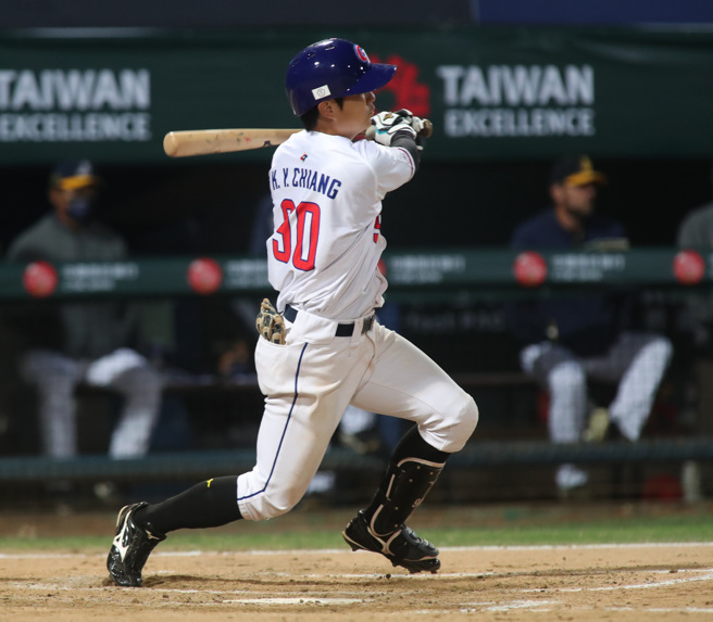 中华队游击手江坤宇在6局下敲出适时安打。（郑任南摄）