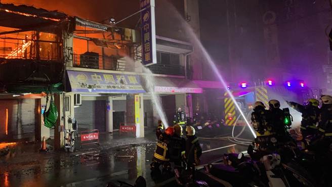 台中中区成功路26日晚间九点多惊传火警。（台中市消防局提供／冯惠宜台中传真）