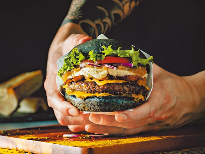 Selfish Burger正式推出「经典牛骨髓汉堡」，再搭配新鲜现煎8：2瘦肥比例的汉堡肉，完美融合于舌尖上，加倍衬托牛肉香气。图／Selfish Burger提供