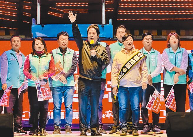 民进党主席赖清德（中），25日起接连3天在南投辅选蔡培慧（前排右一）。（廖志晃摄）