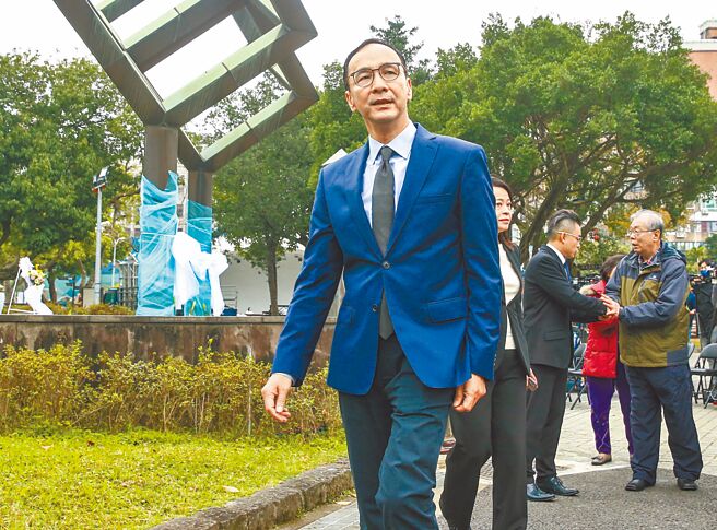 228紀念日即將到來，國民黨主席朱立倫25日赴228和平紀念公園，並向受難家屬致意。（粘耿豪攝）