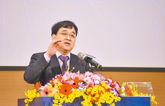 台湾医务管理学会理事长洪子仁24日出席增加健康投资，强化国家竞争力高峰论坛分享医疗经验。（罗永铭摄）