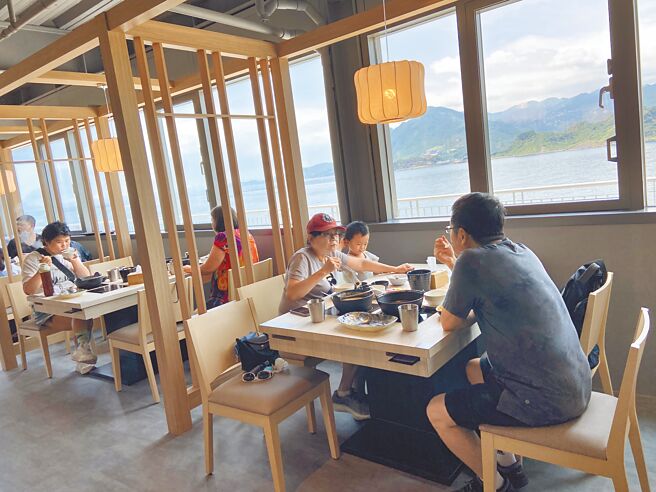 冷气团过境，坐在室内看海吃火锅，是冬天基隆美好的享受。（张志康摄）