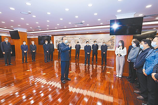 中国国务院总理李克强到发展改革委、财政部考察，并主持召开座谈会。（新华社）