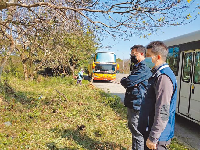 竹市殡葬管理所自今年1月初即开始进行使用中的6座公墓割草作业。（新竹市政府提供／王惠慧新竹传真）