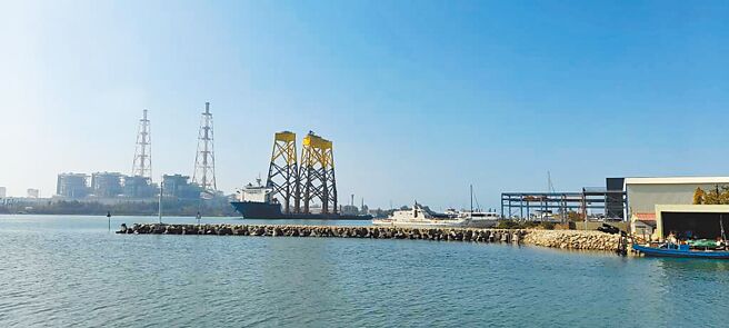 兴达港离岸风电水下基础载运船舶进港，造成猛烈艉浪衝击于茄萣大排从事渔业活动之船筏，导致船只航行及停靠安全受到威胁。（高雄市政府海洋局提供／林雅惠高雄传真）