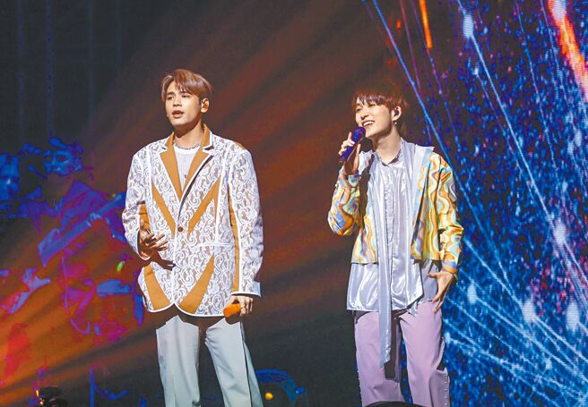 邱锋泽（右）昨邀陈零九担任演唱会嘉宾。（罗永铭摄）