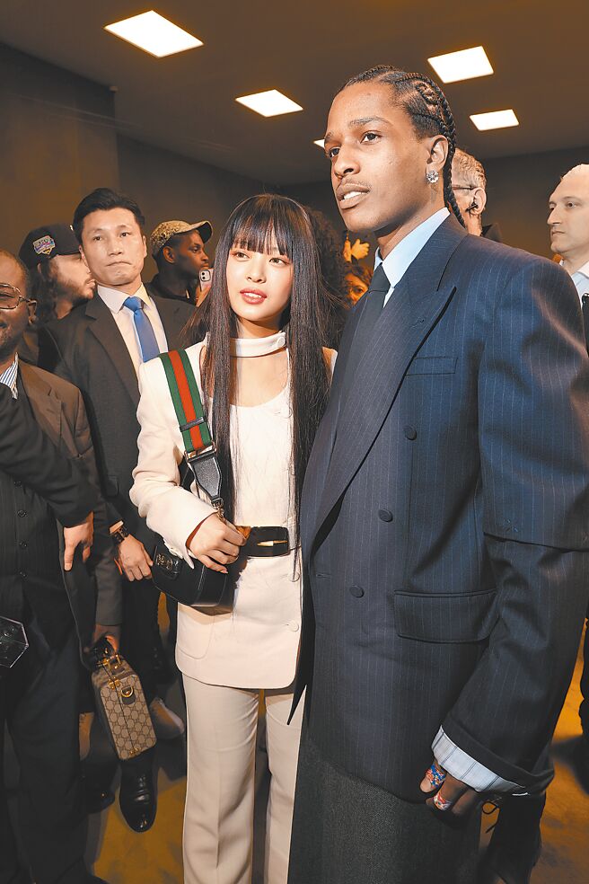 在GUCCI 2023秋冬系列秀场中，A$AP Rocky（右）主动与NewJeans Hanni攀谈并合照。（GUCCI提供）