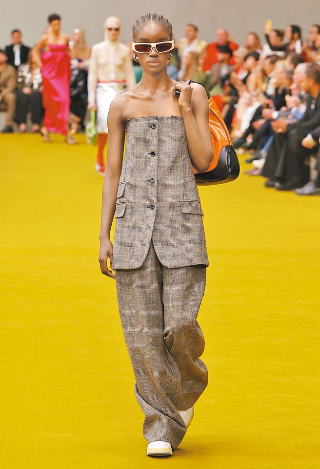 由西装外套改良的平口上衣，是AM时期带入的性别流动元素。（GUCCI提供）