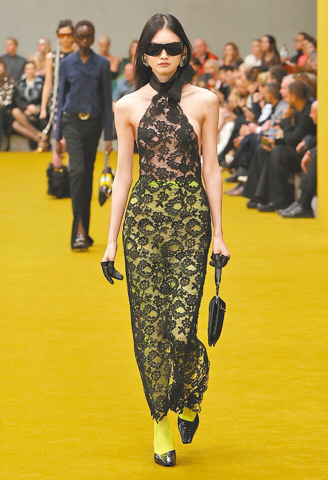 本季透视元素多，鲜艳的丝袜搭配典雅的蕾丝碰撞出有趣的时尚火花。（GUCCI提供）