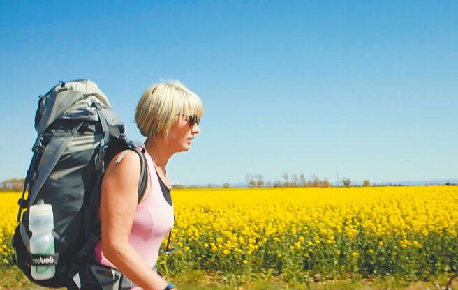 《圣雅各的天空》女主角背着骨灰走上800公里的圣雅各之路。（海鹏提供）