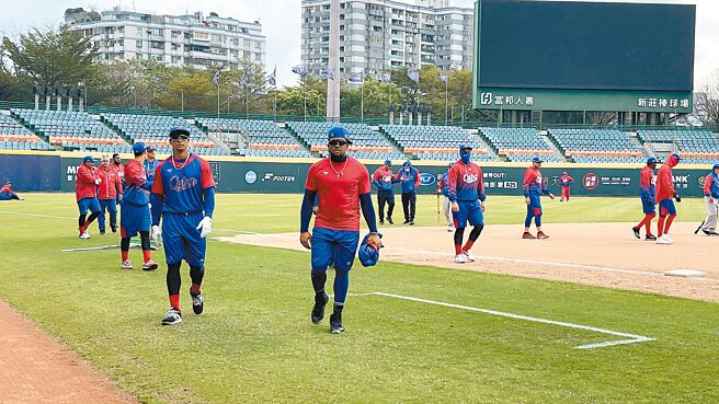 「红色闪电」古巴队成为首只抵台的外队，25日就到新庄棒球场进行练球。（毛琬婷摄）