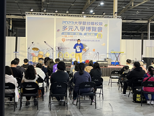 得胜者文教缪秉哲老师的升学讲座现场涌入大批人潮。（摄影/刘于瑄）