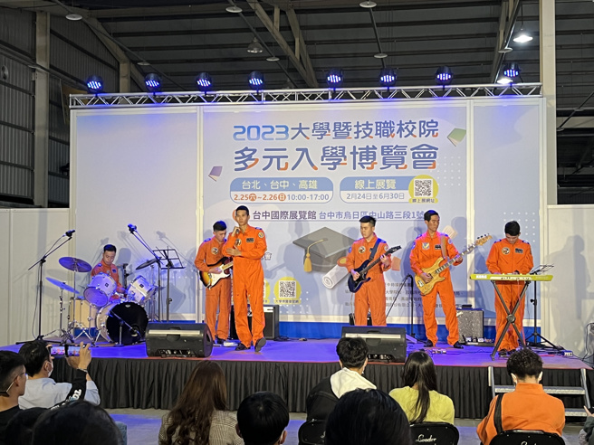 空军官校轻音乐社乐队所带来的现场演出。（摄影/刘于瑄）
