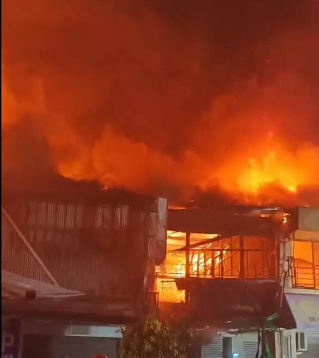 台中火车站附近成功路26日晚间发生火灾，火势猛烈延烧波及12户。（台中市消防提供／陈淑芬台中传真）