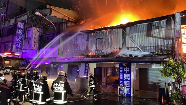 台中火车站附近成功路26日晚间发生火灾，火势猛烈延烧波及12户。（台中市消防提供／陈淑芬台中传真）